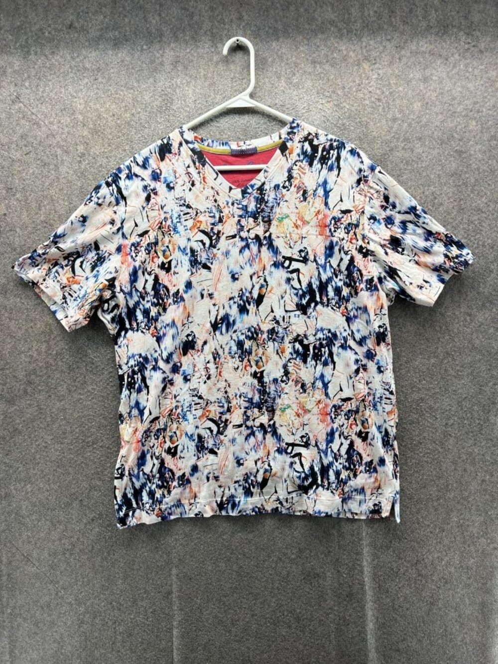 Robert Graham Shirt Mens Large Multicolor V-Neck Cotton Tee Graphic Allover
